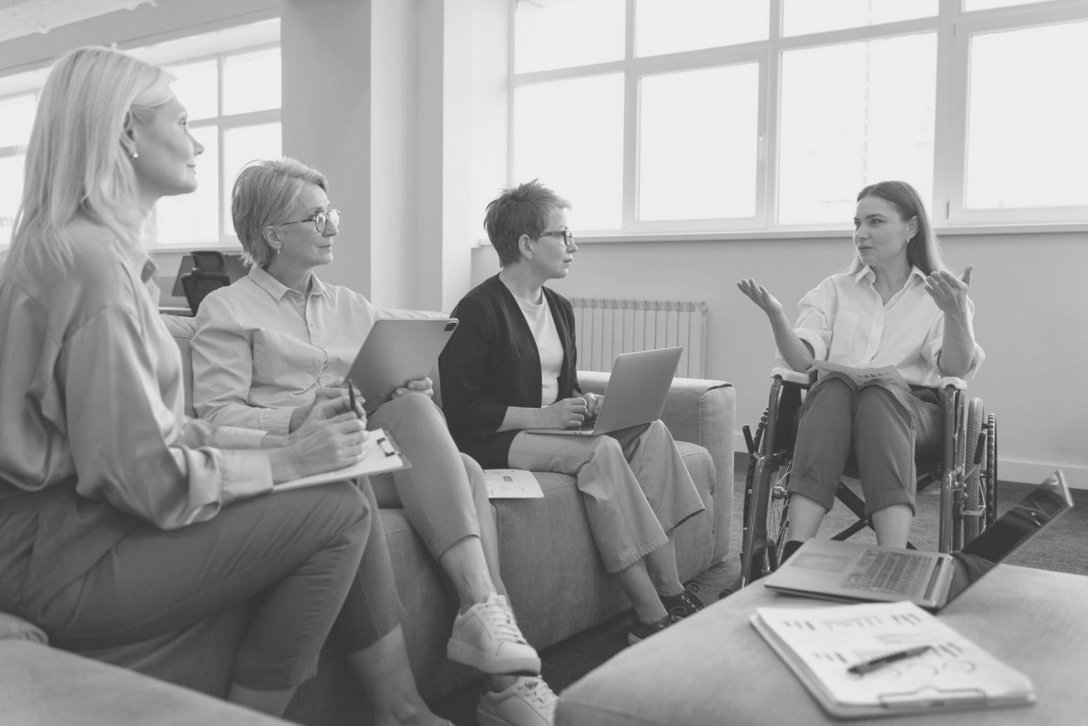 Person arbeitet konzentriert am Computer mit Finanzunterlagen